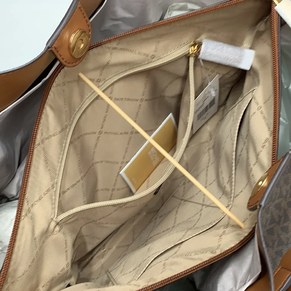 MICHAEL KORS 
Emilia Large Logo Tote Bag BROWN SIGNATURE COLOR - Picture 11 of 15